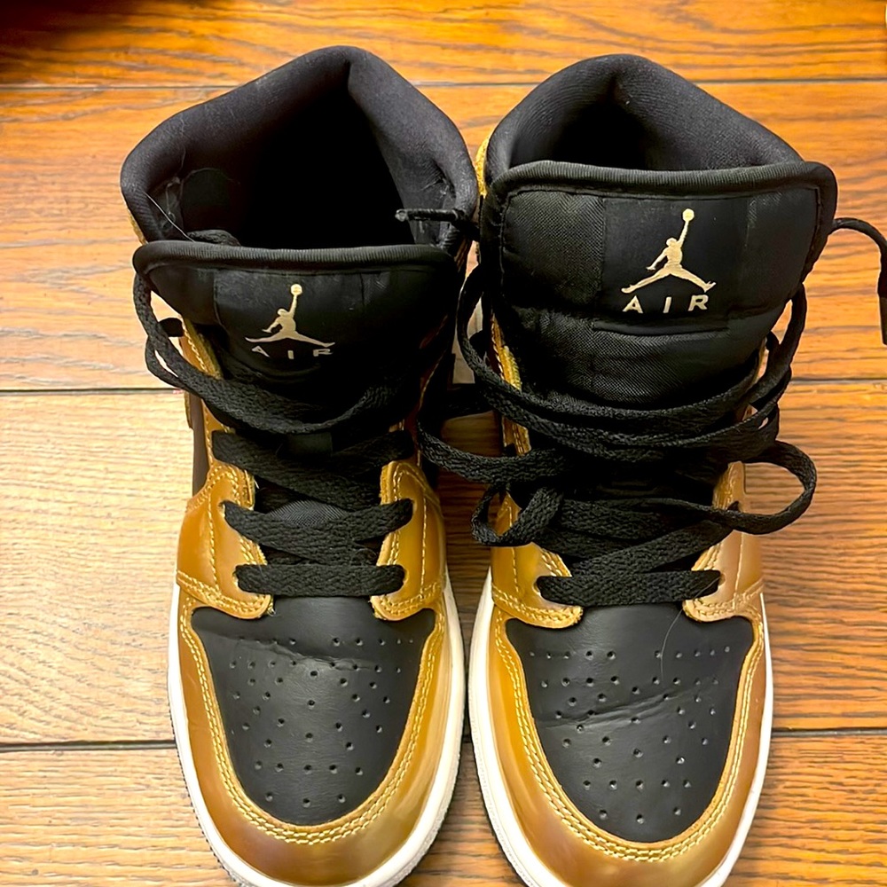 Nike Air Jordan’s Mid 1 Kids Size 4